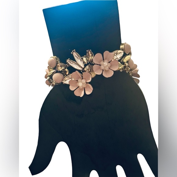 Jewelry - Floral Stretch Bracelet- New with CALLOUT